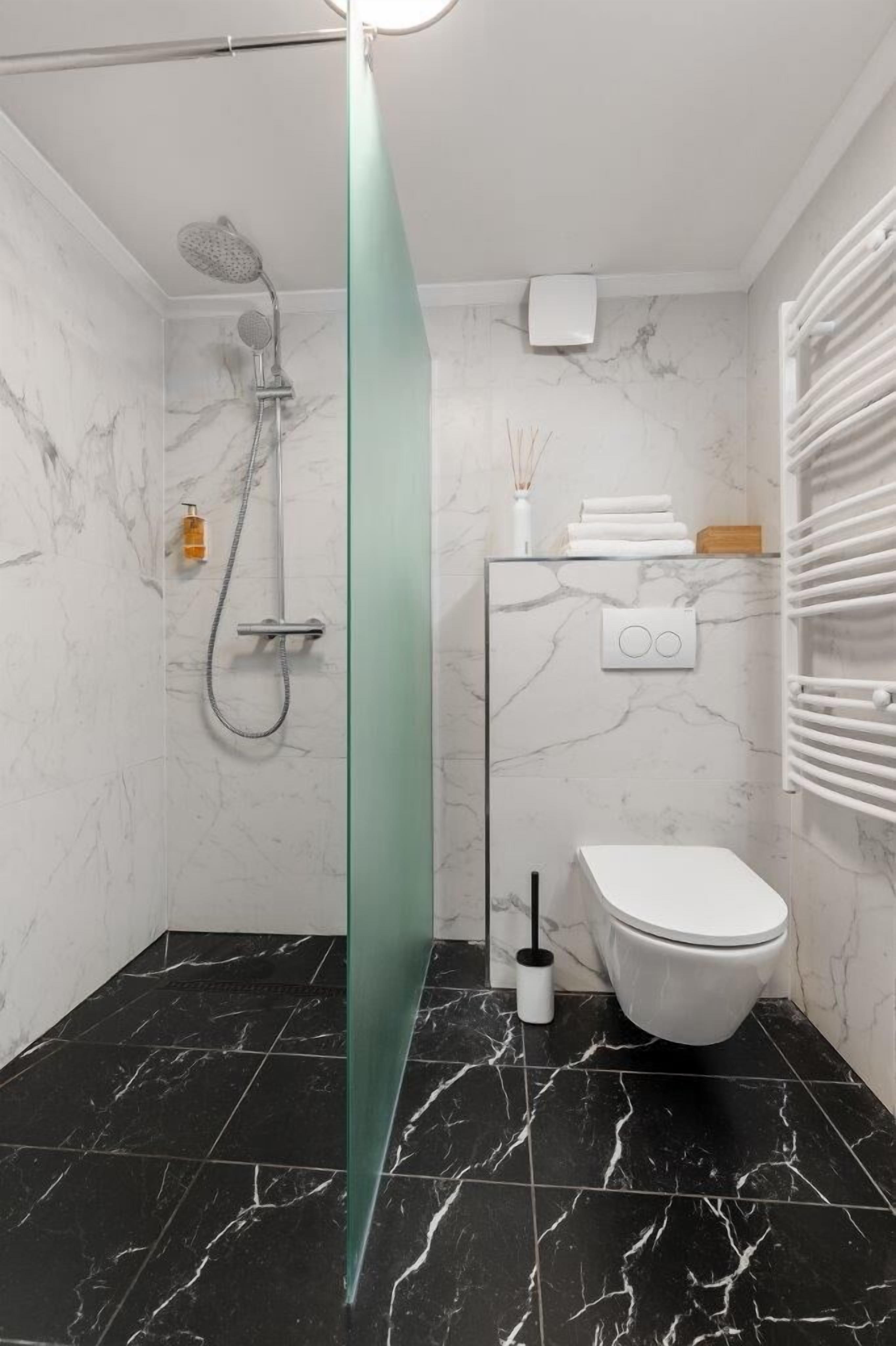 Deluxe Apartment | Bathroom