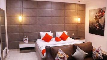 Deluxe appartement, balkon, uitzicht op stad | Een bureau, een laptopwerkplek, verduisterende gordijnen