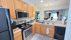 Refrigerador, microondas, horno, placa de cocina