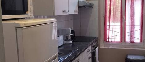 Een koelkast, een microgolfoven, een oven, een kookplaat