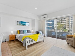 Iron/ironing board, free WiFi, bed sheets - Classic Coastal Beachfront – Surfers Paradise-Pool (Surfers Paradise)