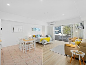 TV - Classic Coastal Beachfront – Surfers Paradise-Pool (Surfers Paradise)