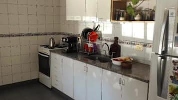 Refrigerador, tostadora, utensilios de cocina