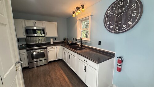 Cozy King Sized 1-BR Maine Nature Retreat with Ridge Views, Pool & Hot Tub!