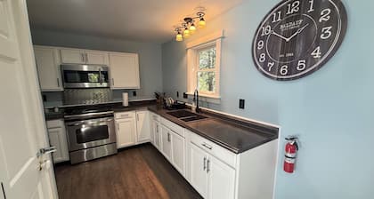 Cozy King Sized 1-BR Maine Nature Retreat with Ridge Views, Pool & Hot Tub!