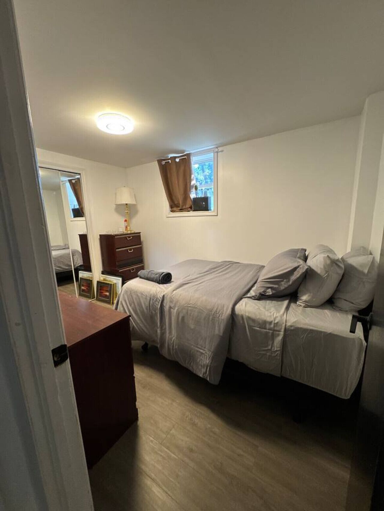 2 bedrooms, desk, WiFi, bed sheets