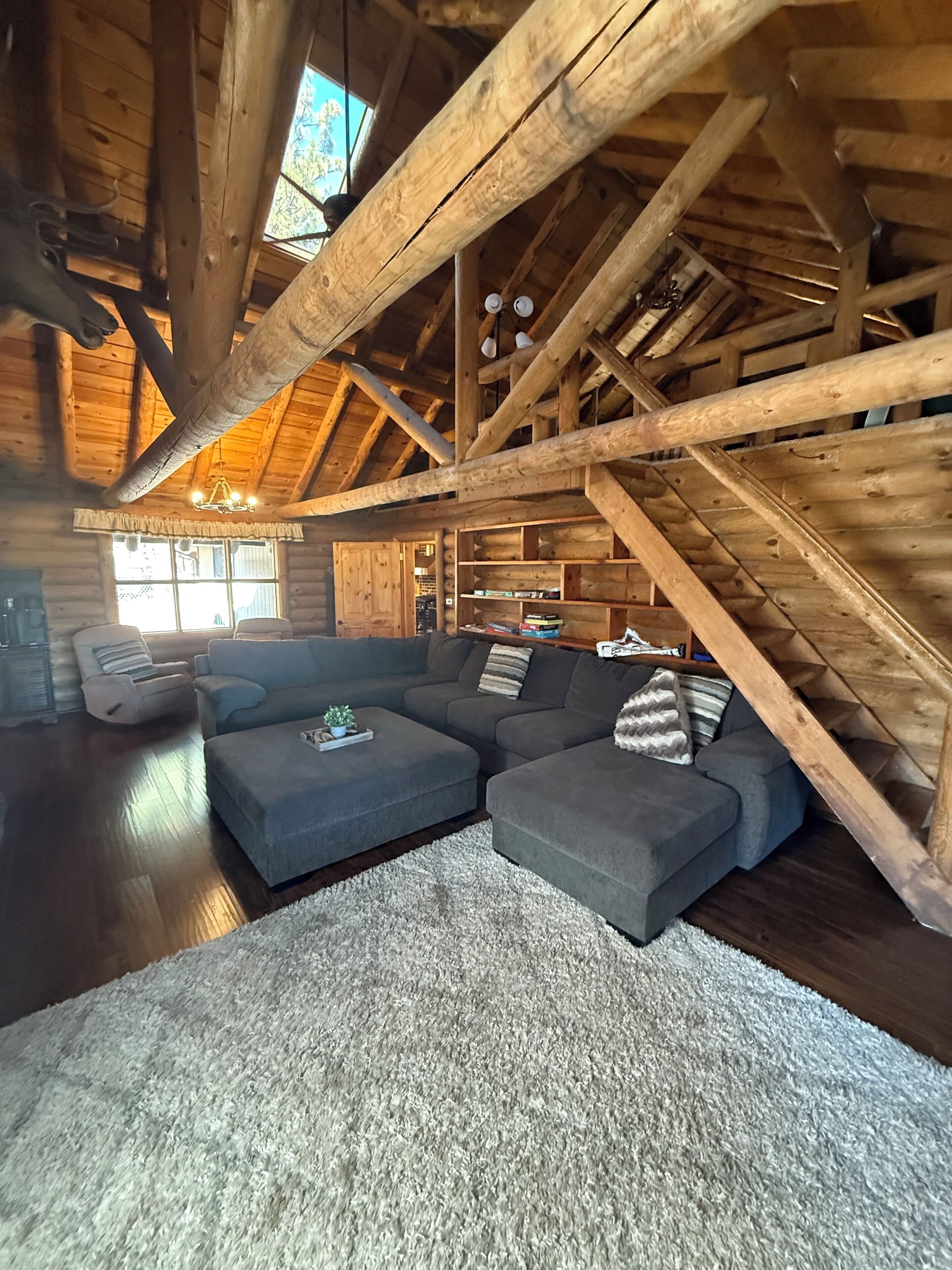 Una televisión, una chimenea