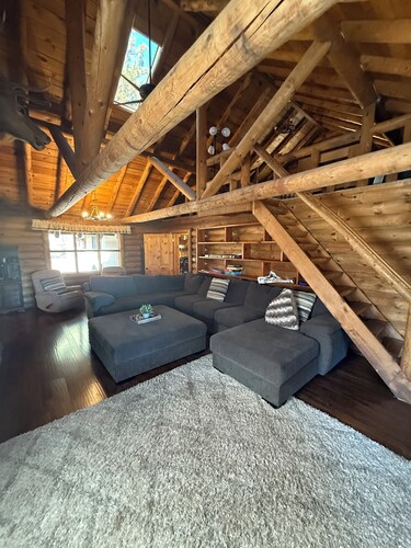 Cabin Escape surrounded by ponderosa pine trees and beautiful mountains.