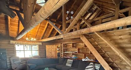 Cabin Escape surrounded by ponderosa pine trees and beautiful mountains.