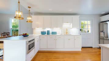 冰箱、微波炉、烤箱、炉灶