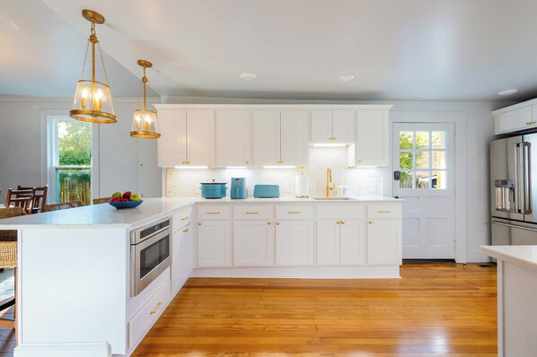 ثلاجة، ميكروويف، فرن، موقد طهي مسطح