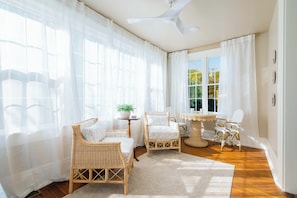 Una Smart TV, un reproductor estéreo