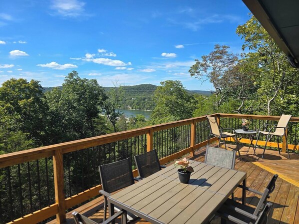 Outdoor dining - Eagles Roost Lakeview B Side (Holiday Island)