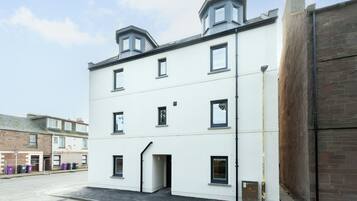 Vista frontal de la propiedad