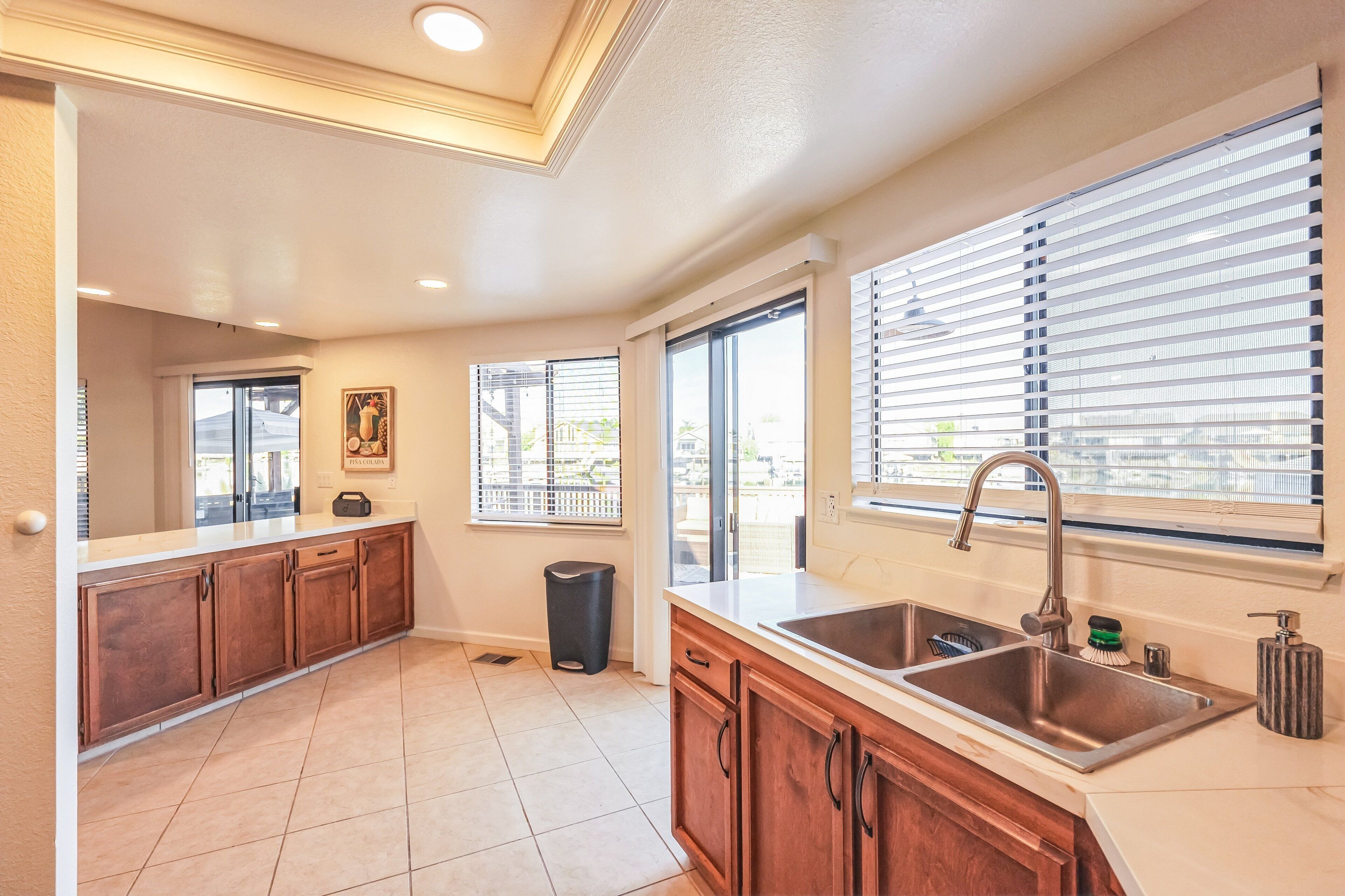 Jääkaappi, mikroaaltouuni, uuni, astianpesukone