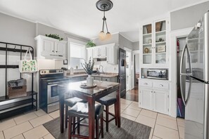 Jääkaappi, mikroaaltouuni, uuni, kahvin-/teenkeitin