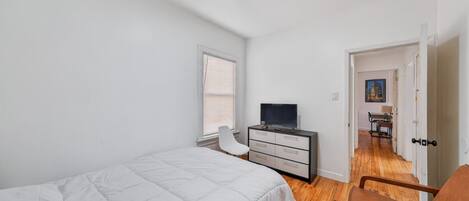 Silitysrauta/-lauta, Wi-Fi, vuodevaatteet