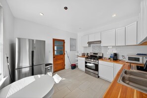 Réfrigérateur, micro-ondes, four, cafetière/bouilloire