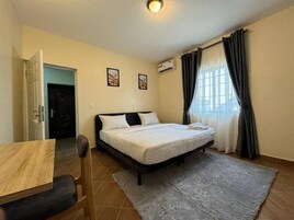 Escritorio, espacio para trabajar con laptop y cortinas blackout 