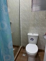Apartamento família, sacada, vista para a cidade | Banheiro | Produtos de toalete grátis, secador de cabelo, toalhas de banho