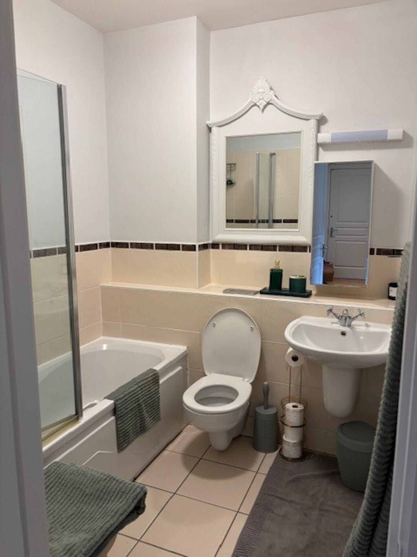 Een douche, handdoeken