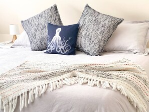 2 bedrooms, in-room safe, desk, iron/ironing board