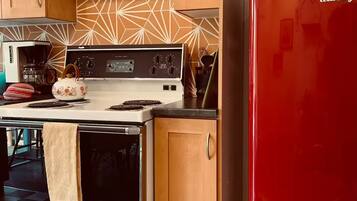 Frigorífico, horno, placa de cocina y lavavajillas