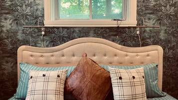 2 sovrum, vÀrdeförvaringsskÄp pÄ rummet och skrivbord