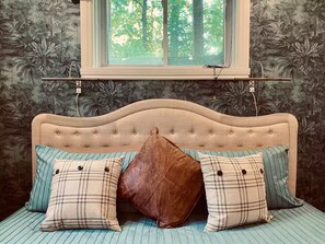 2 bedrooms, in-room safe, desk, iron/ironing board - Vintage decor for a retro-chic stay near Montreal - 35 min Airport (Hudson)