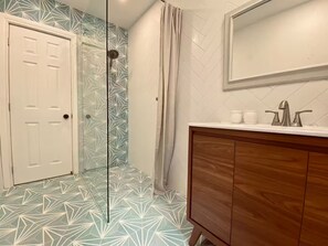 Dusche, Haartrockner, Handtücher, Seife