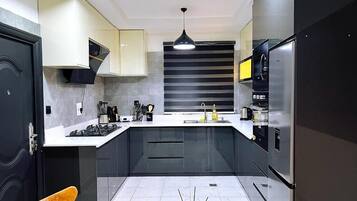 Apartemen Keluarga, balkon, pemandangan kota | Dapur pribadi | Lemari es, microwave, oven, dan kompor