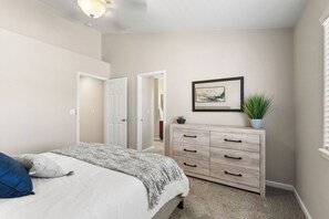 مكواة/لوح كي وخدمة الإنترنت وملاءات أسرّة