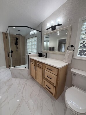 Serviettes fournies, papier toilette