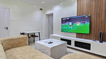 Deluxe-Apartment, Balkon, Stadtblick | Wohnbereich