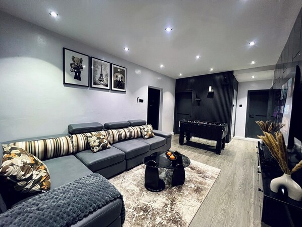 Deluxe Apartment, Balcony, City View | Living area