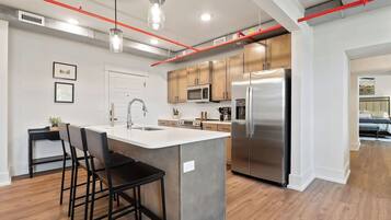 KĂŒhlschrank, Mikrowelle, Ofen, Herdplatte