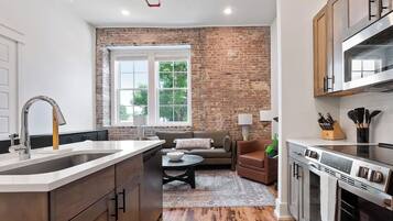 KĂŒhlschrank, Mikrowelle, Ofen, Herdplatte