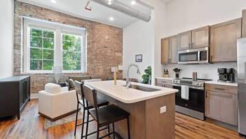 Réfrigérateur, micro-ondes, four, plaque de cuisson