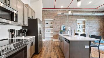 KĂŒhlschrank, Mikrowelle, Ofen, Herdplatte