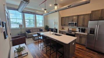 Kjøleskap, mikrobølgeovn, ovn og kokeplater