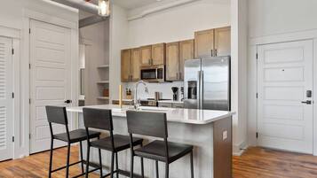 KĂŒhlschrank, Mikrowelle, Ofen, Herdplatte