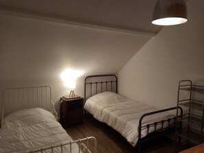 Cuna de viaje, wifi y ropa de cama