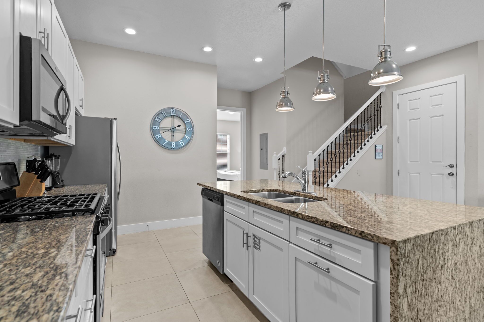 Kylskåp, mikrovågsugn, ugn och spishäll