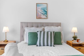 3 bedrooms, iron/ironing board, WiFi, bed sheets - Salt and Serenity – Short Walk to Beach (Scarborough)