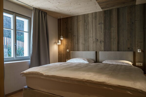 1 bedroom, iron/ironing board, internet, bed sheets