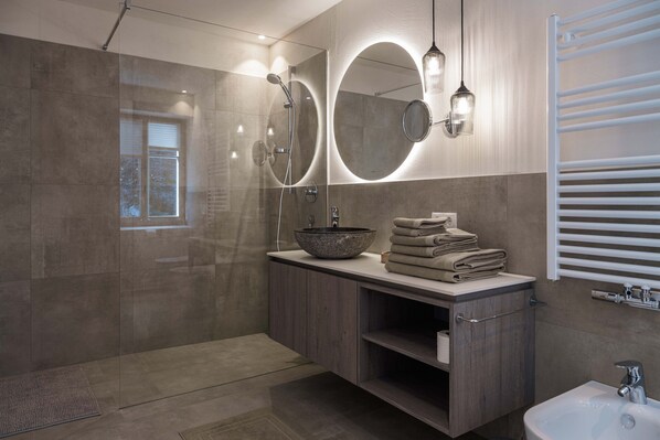 Dusche, Haartrockner, Bidet, Handtücher