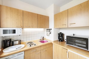 Kühlschrank, Mikrowelle, Herdplatte, Geschirrspüler