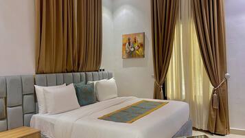 Apartemen Comfort, balkon, pemandangan kota | Meja kerja, ruang kerja ramah laptop, dan tirai kedap cahaya