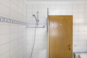 Dusche, kostenlose Toilettenartikel, Haartrockner, Handtücher