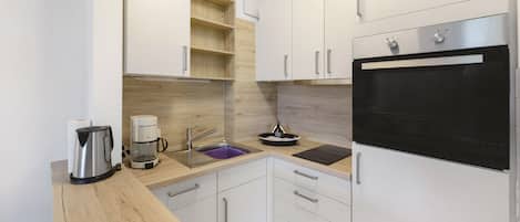 雪櫃、微波爐、焗爐、爐具